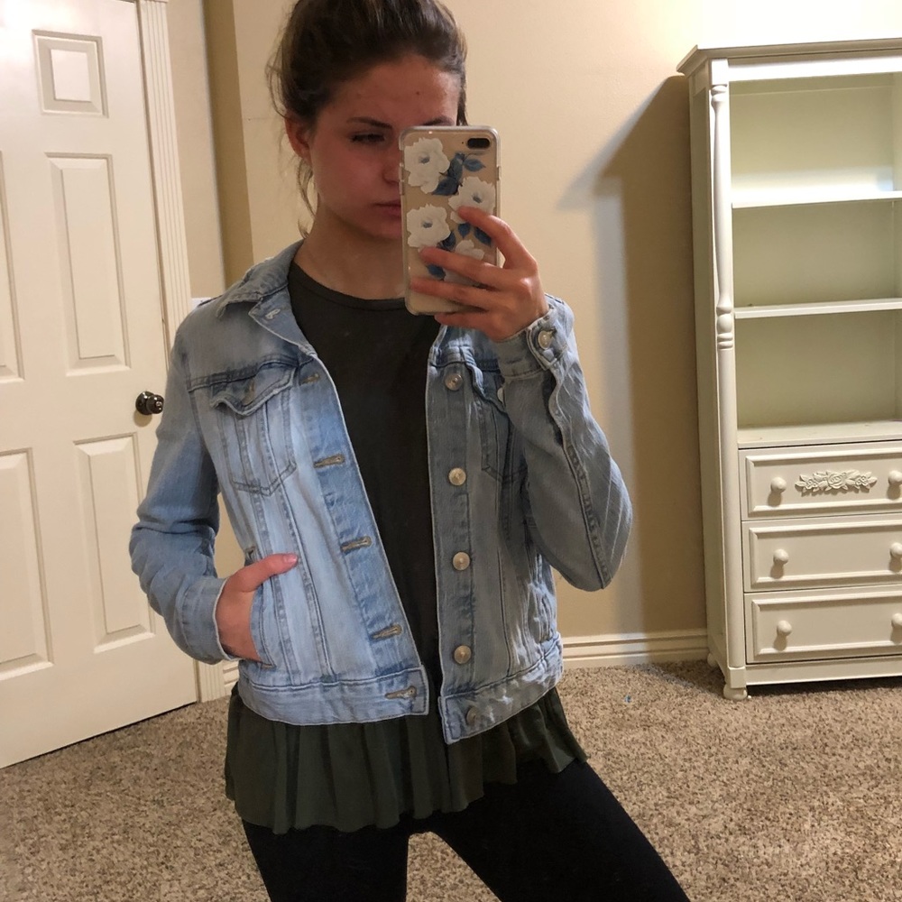 Crop light denim jacket